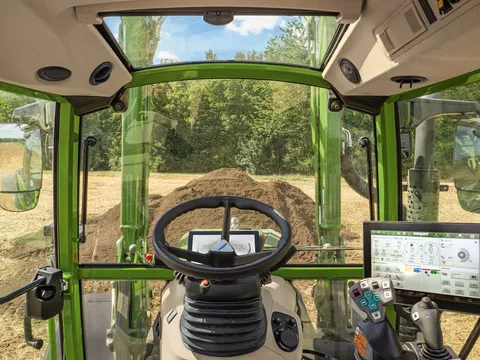 Driver's cab of the Fendt 200 Vario