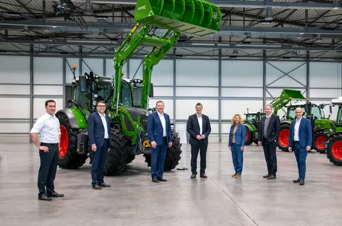 Several people in front of Fendt tractors