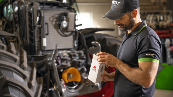 A service employee checking a Fendt spare part for the Fendt tractor