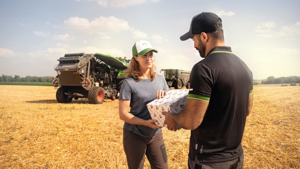 Fendt Service employee delivering spare parts directly to the farm