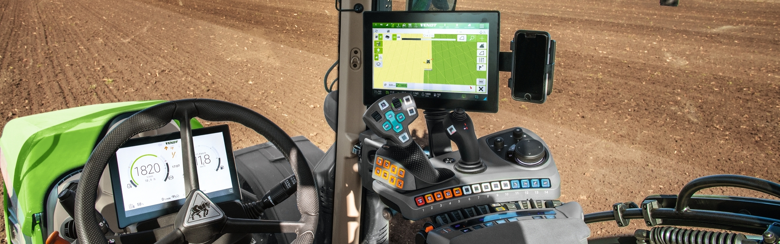 Alt: Close-up of the cab of the Fendt 700 Vario Gen6 with a view of the three terminals at the front behind the steering wheel and on the right on the armrest and in the roof liner.