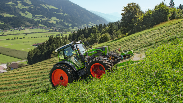 Fendt Slicer 260 FPS on a steep slope during mowing.