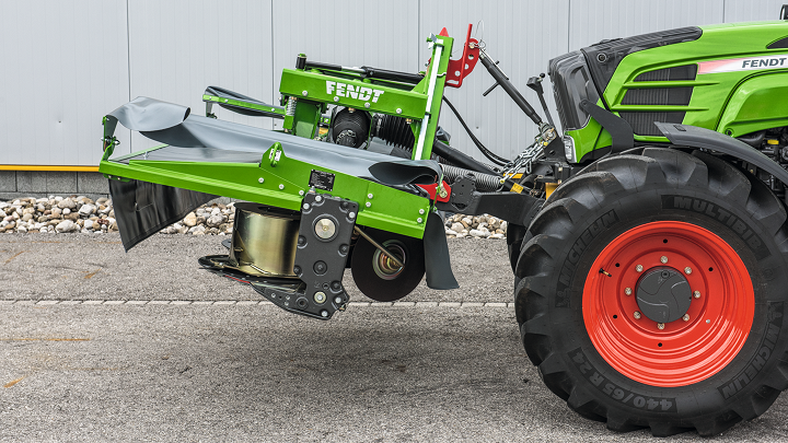 Side view of the Fendt Slicer 260 FPS with osciliating linkage