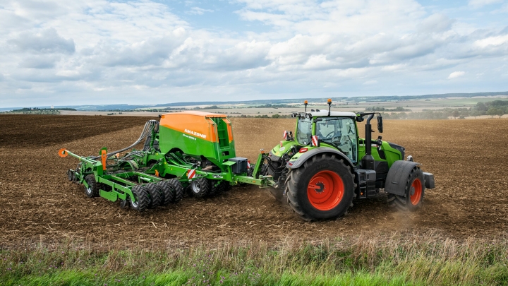 A Fendt 700 Vario turning in the field