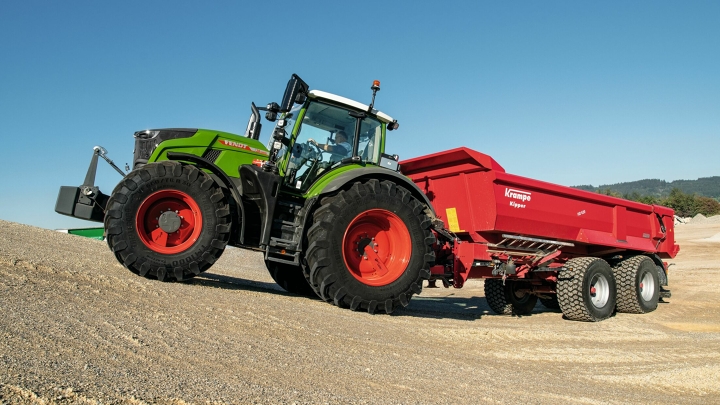 A Fendt 700 Vario Gen7 in the yard with loader wagon
