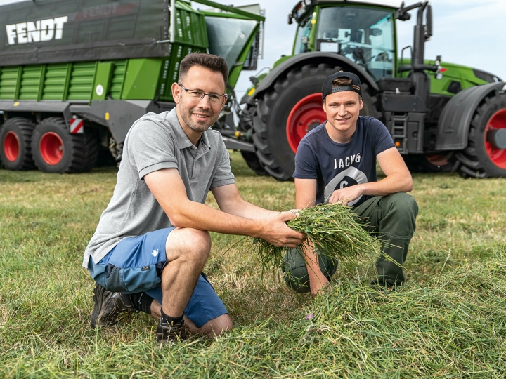 Visual inspection of grass DLG forage wagon test