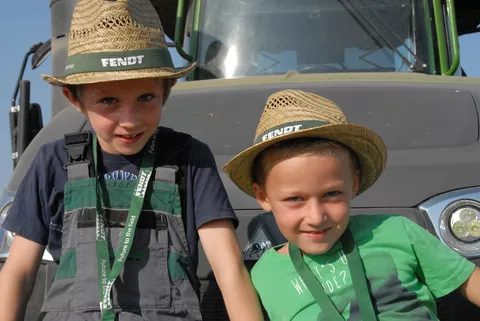 Kids with Fendt straw hats