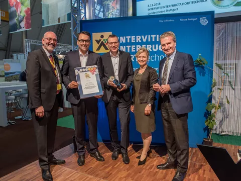 Klaus Schneider (President of the German Winegrowers' Association), hands the Gold Award for Innovation to Roland Schmidt (Vice President Marketing at Fendt) and Walter Wagner (Head of Tractor Development at Fendt)