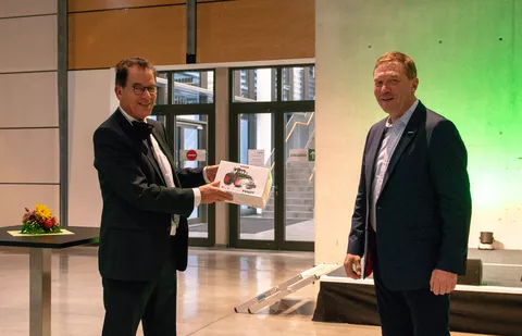 Christoph Gröblinghoff, Chairman of the AGCO/Fendt Management Board (right) hands over a Fendt Modell to Dr. Gerd Müller (left)