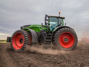 Fendt 1000 Vario Tractor in Field